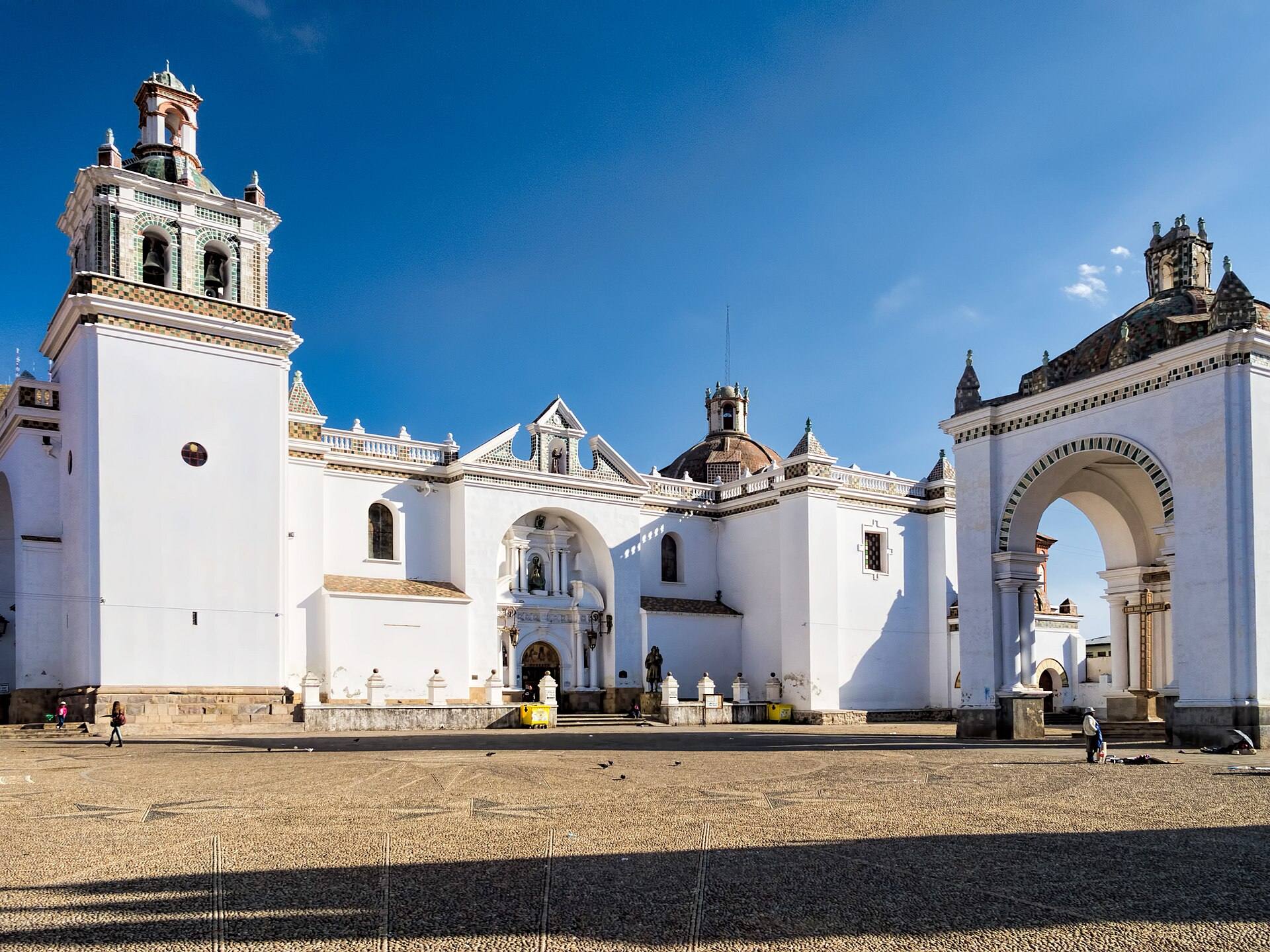 Fachada blanca y torres de la basílica de Nuestra Señora de Copacabana.