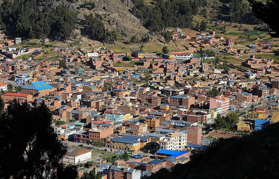 Tejados y calles de Copacabana vistos desde el Calvario.