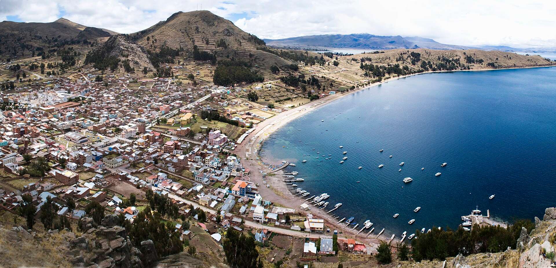 Copacabana and its bay; the Kesanani monument itself is pictured in the gallery.