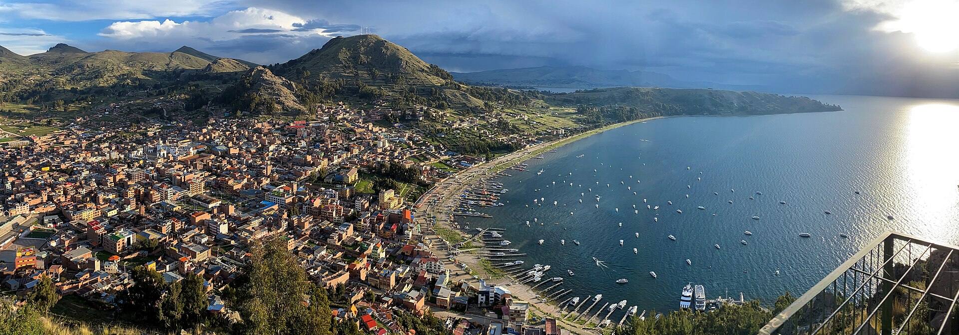 A baía e as casas de Copacabana sob a luz da tarde.