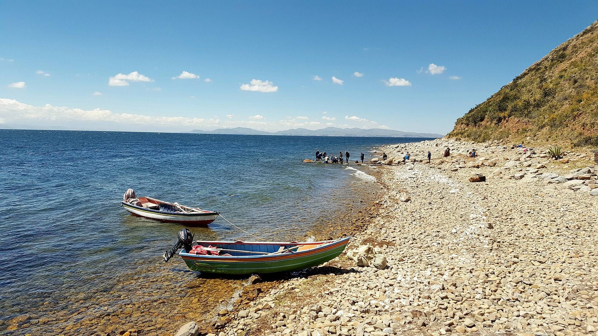 Barcos coloridos na margem rochosa da Isla de la Luna.