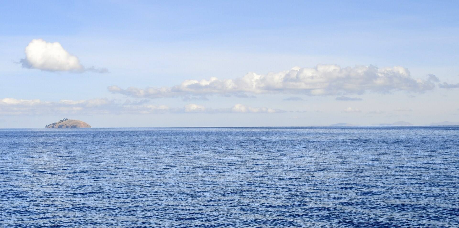 Isla de la Luna aparece à distância sobre o lago azul.