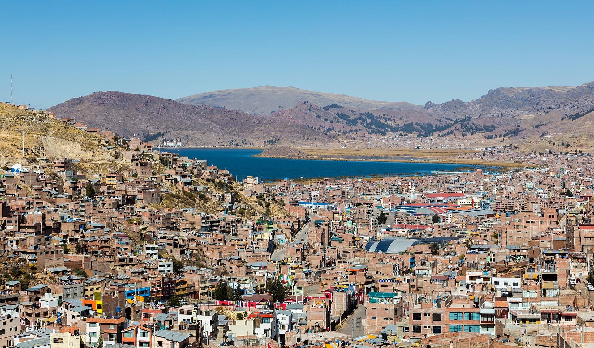 Vista de Puno e do Lago Titicaca na margem peruana.