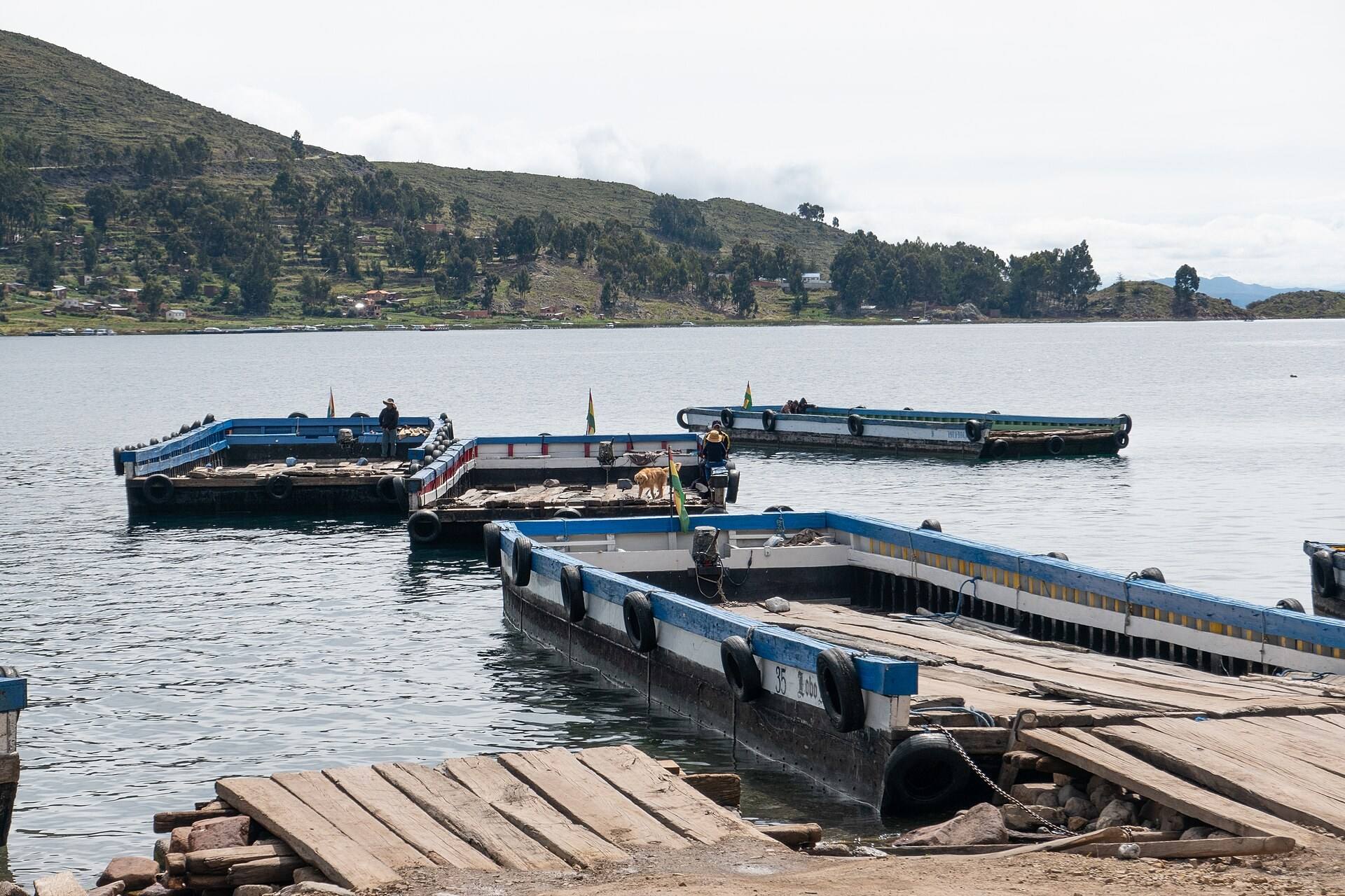 Plataformas e barcos de transporte no estreito de Tiquina.