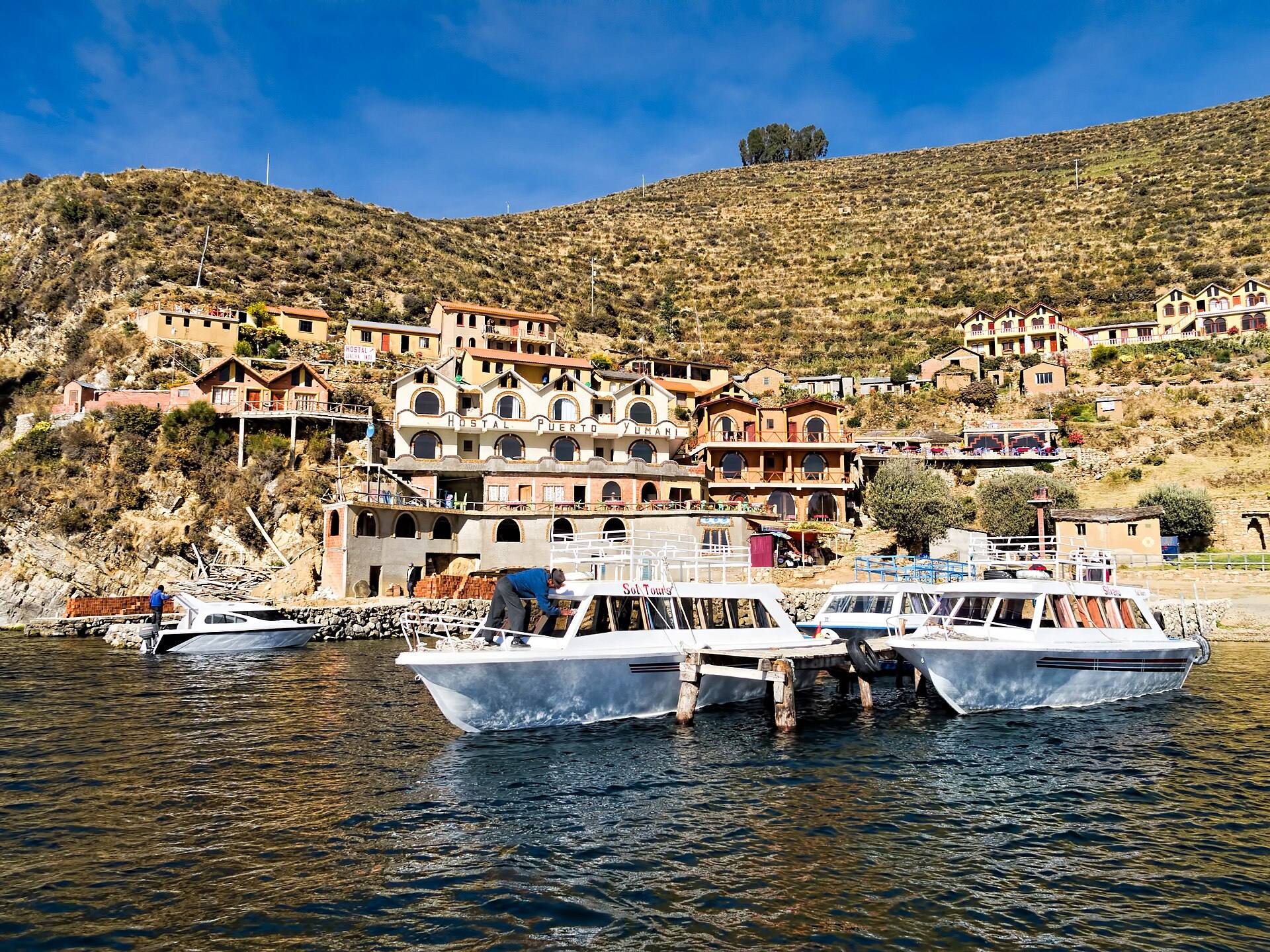 Barcos ancorados diante das construções de Yumani, Isla del Sol.